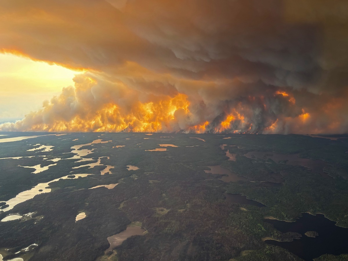 Fotografía cedida el pasado 30 de mayo por el Gobierno regional de Manitoba de una vista aérea y general de un gigantesco incendio forestal en Flin Flon, Manitoba (Canadá). (Fotografía de la agencia EFE)