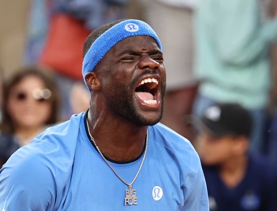 El estadounidense Frances Tiafoe, favorito 15, en su partido de octavos de Roland Garrosante el alemán Daniel Altmaier. (Foto de EFE)
