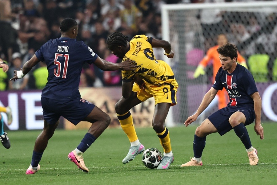 Marcus Thuram, del Inter, en acción ante Willian Pacho y Joao Neves durante la final de la UEFA Champions League entre Paris Saint-Germain e Internazionale Milano en Múnich, Alemania. (Foto de EFE)