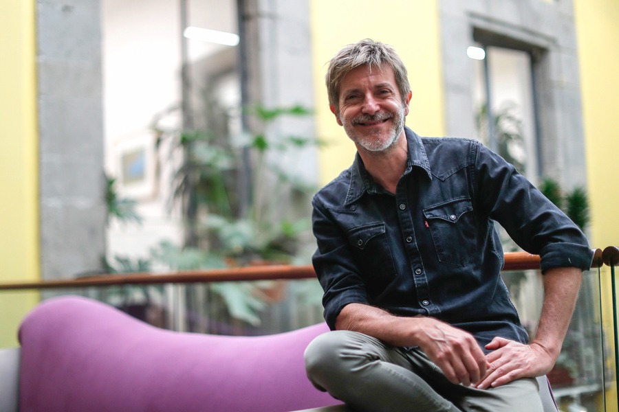 El novelista gráfico y dibujante español Paco Roca posa durante una entrevista con EFE en la Ciudad de México. (Foto de EFE)