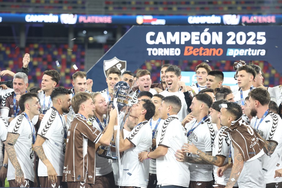 Jugadores de Platense celebran el título del Torneo Apertura 2025 del fútbol argentino. (Foto de EFE)