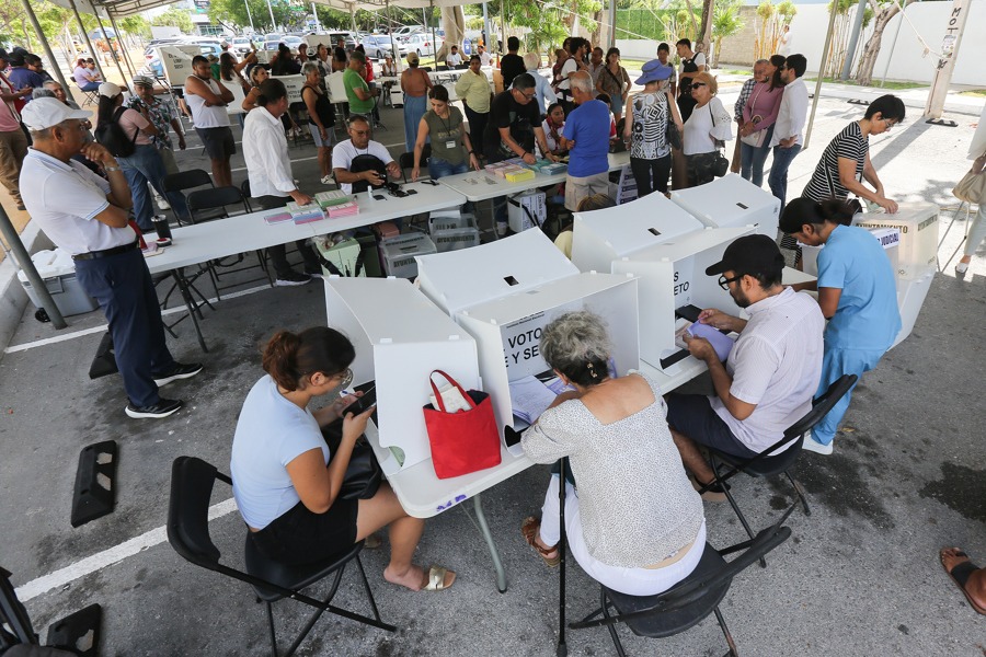 Ciudadanos emiten su voto en las elecciones judiciales en un centro de votación, este domingo 1 de junio en Cancún, estado de Quintana Roo. (Foto de EFE)