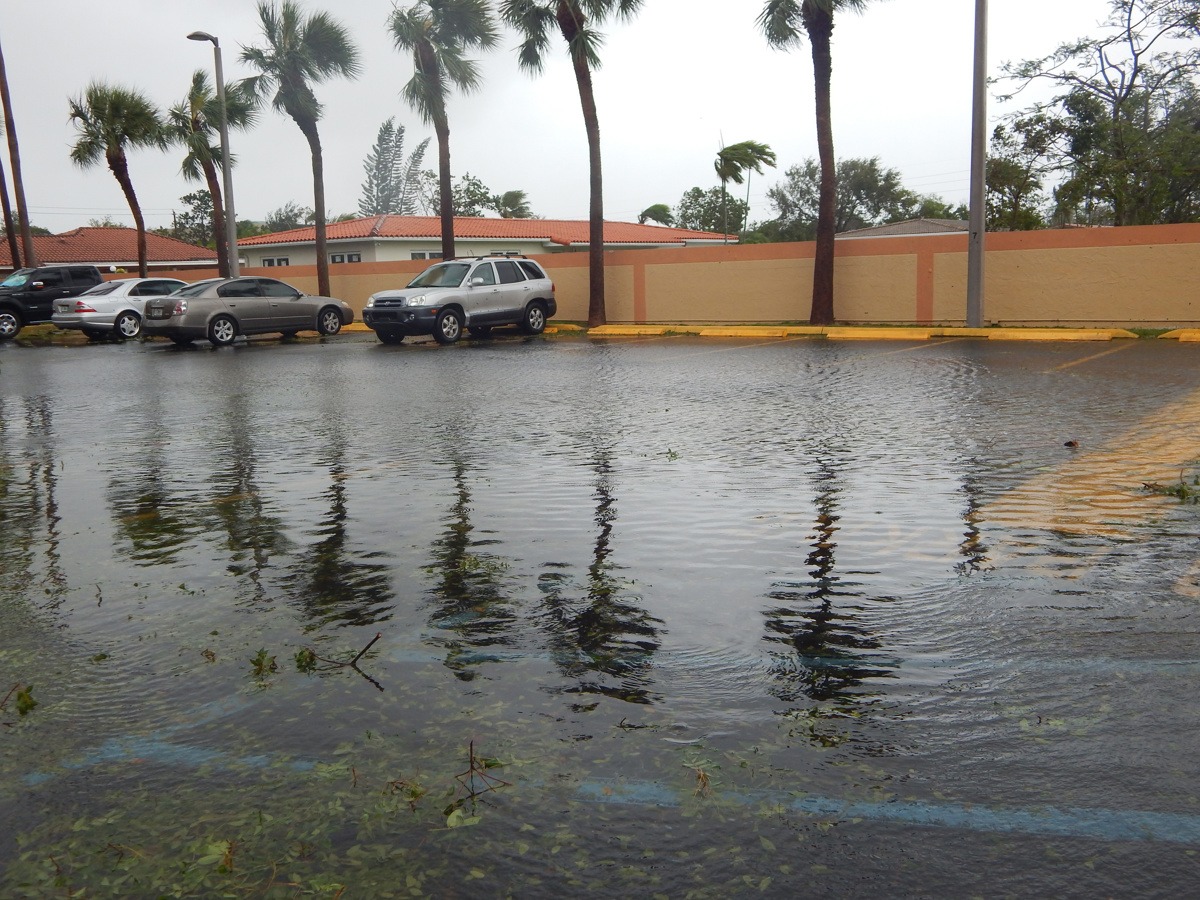 Vista de un estacionamiento tras el paso del huracán Irma, en el distrito de Kendall, en Miami, Florida (EUA). Imagen de archivo. EFE/Latif Kassidi