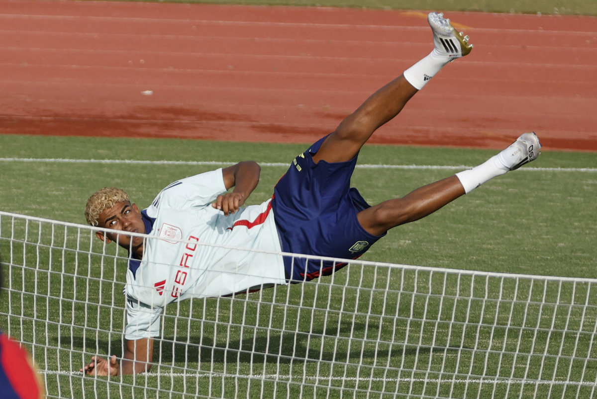 El centrocampista de la selección española de futbol Lamine Yamal durante el entrenamiento del equipo en Las Rozas, Madrid. (Foto de Juan Carlos Hidalgo de la agencia EFE)