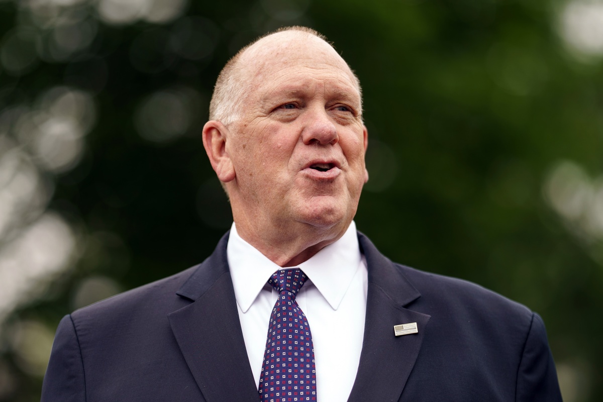 El “zar de la Frontera” de la Casa Blanca, Tom Homan, habla con los medios de comunicación. (Foto de Will Oliver de la agencia EFE)