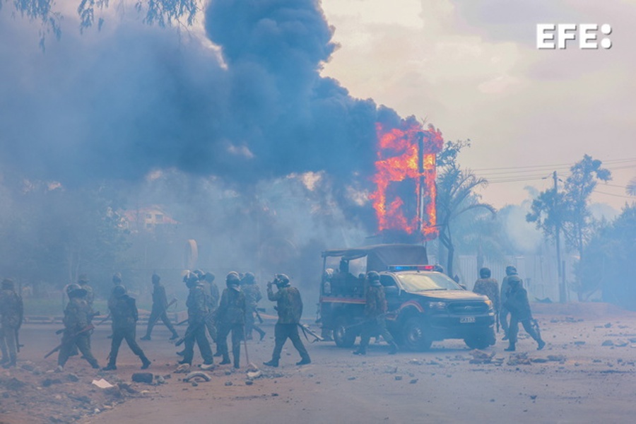 Policías antidisturbios durante una protesta celebrada en Nairobi. (Foto de EFE)
