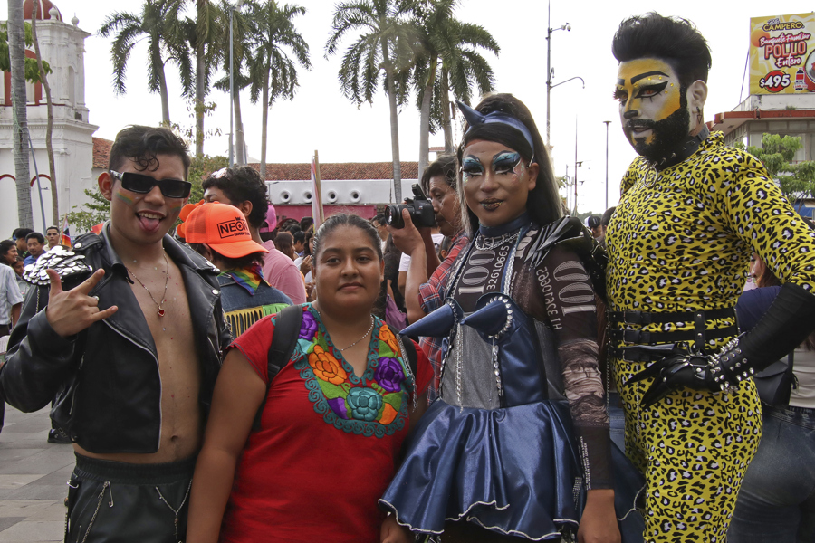 Personas posan previo a la Marcha del Orgullo en Tapachula, Chiapas. (Foto de EFE)