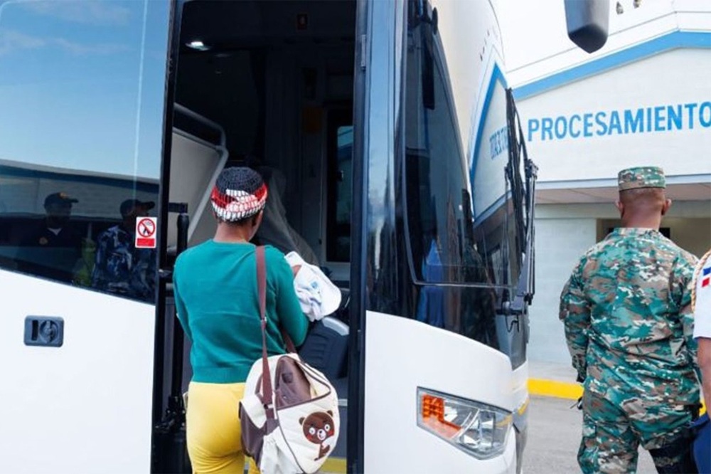 Una mujer que regresa a Haití sube a un autobús en República Dominicana. (Fotografía obtenida de la web).
