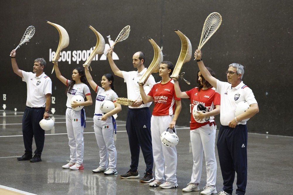 El delantero de Francia, Ludovic Laduche, golpea una pelota durante el encuentro contra Filipinas en la primera jornada de la I Liga de Naciones de cesta punta en frontón de 54 metros, primer torneo oficial en el que competirá el combinado vasco tras su reconocimiento internacional. (foto de Miguel Toña de la agencia de EFE).