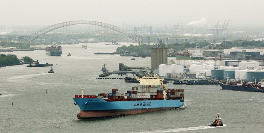 Fotografía de archivo de un buque de carga a su salida del puerto de Nueva York, frente a Staten Island y Nueva Jersey. (Foto de EFE)