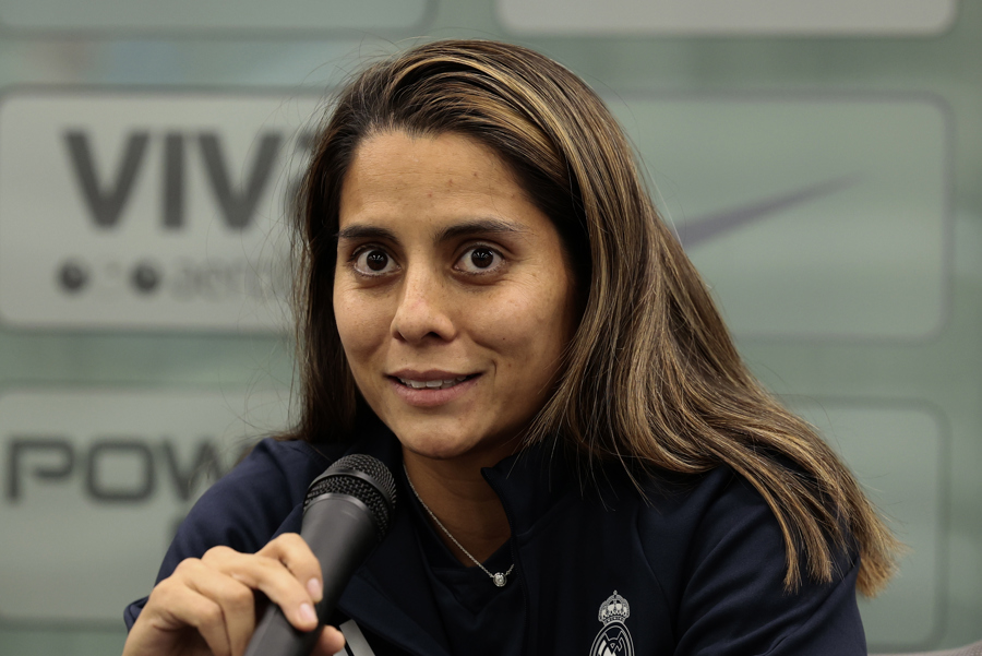La jugadora de la selección mexicana de fútbol Kenti Robles habla durante una rueda de prensa. (Foto de EFE)