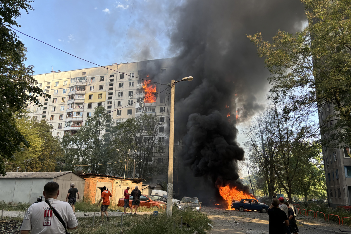 Un bombardeo ruso contra un edificio residencial en Járkov en agosto de 2024. (Foto de Rotyslav Averchuk de la agencia EFE)