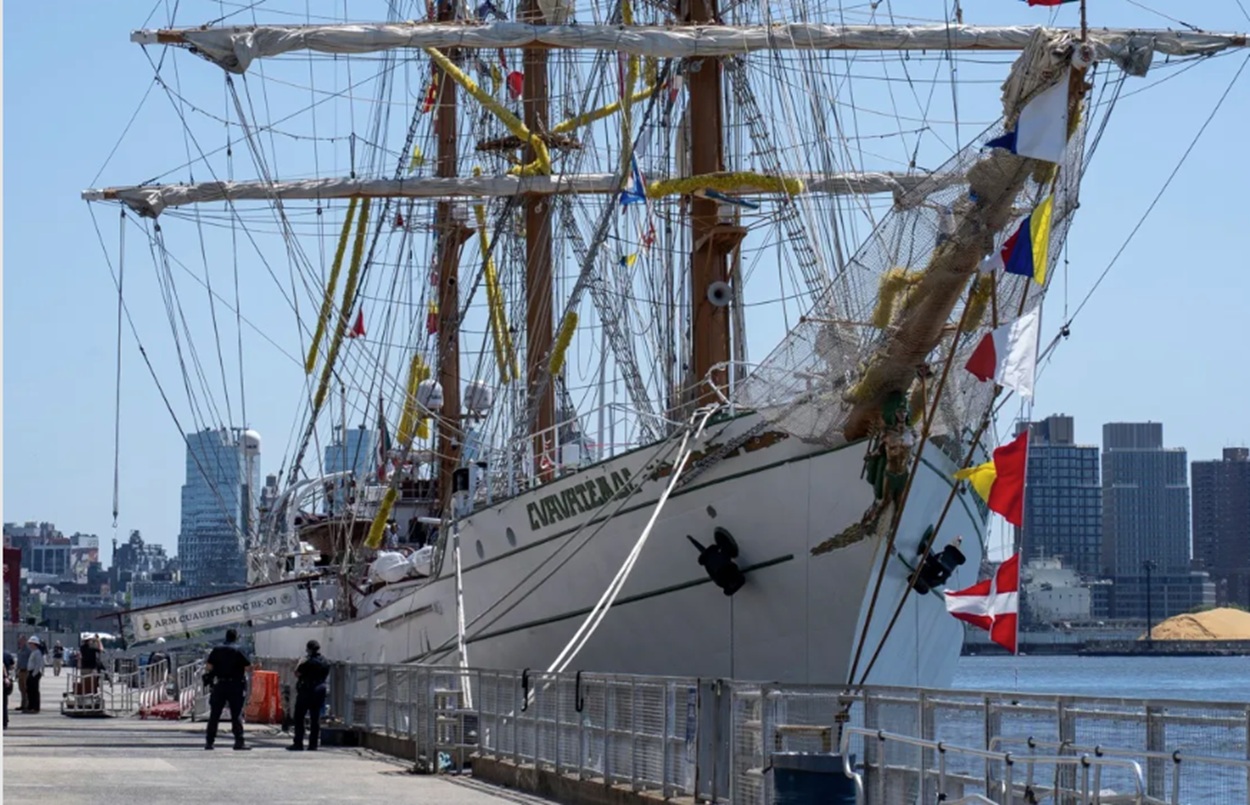 El buque escuela Cuauhtémoc estacionado en el puerto 36, en Nueva York. (Foto de Ángel Colmenares de la agencia EFE)