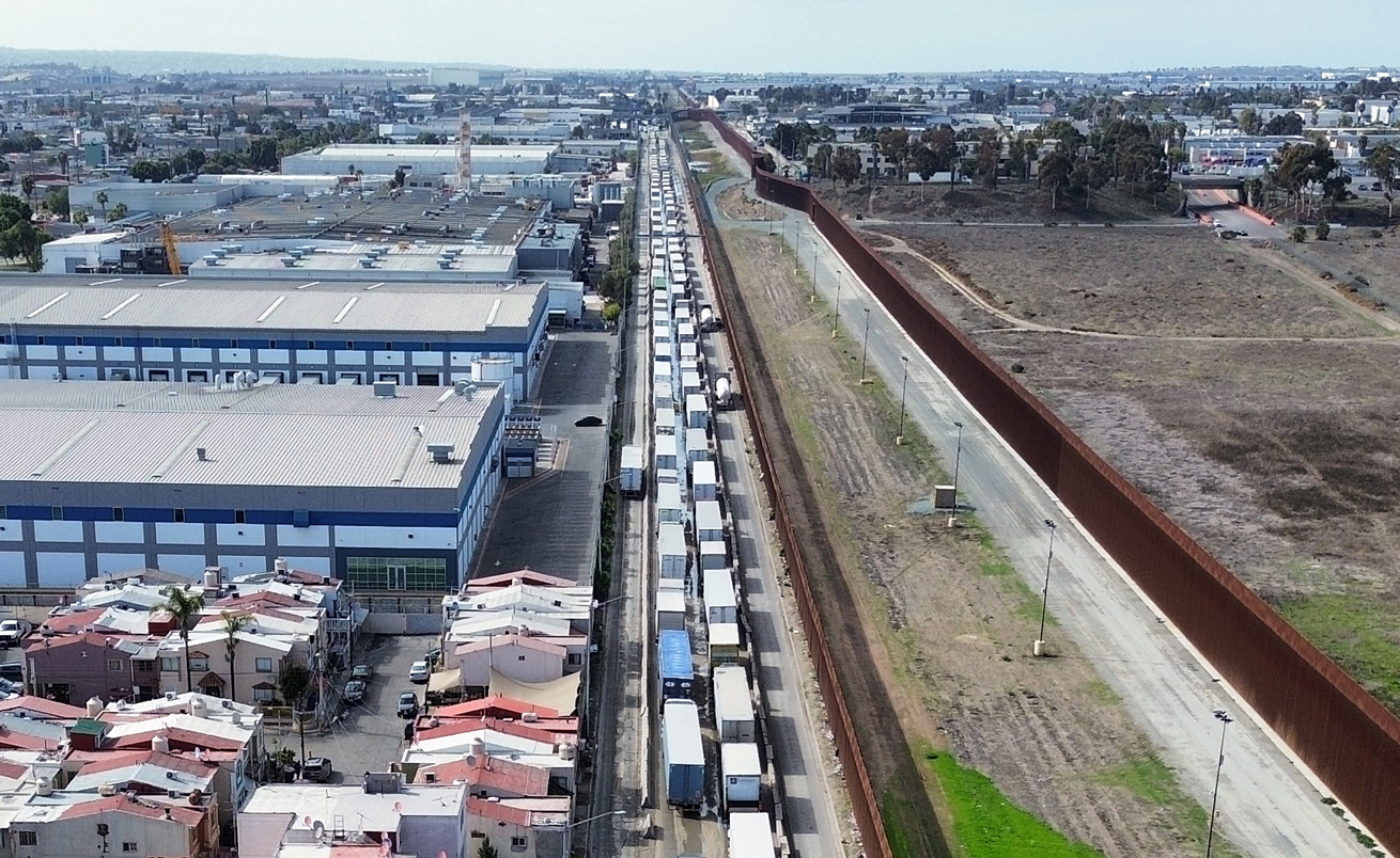Una fila de camiones de carga al esperar en fila para cruzar hacia Estados Unidos en una garita de la ciudad de Tijuana (México). (Foto de archivo Joebeth Terriquez de la agencia EFE)