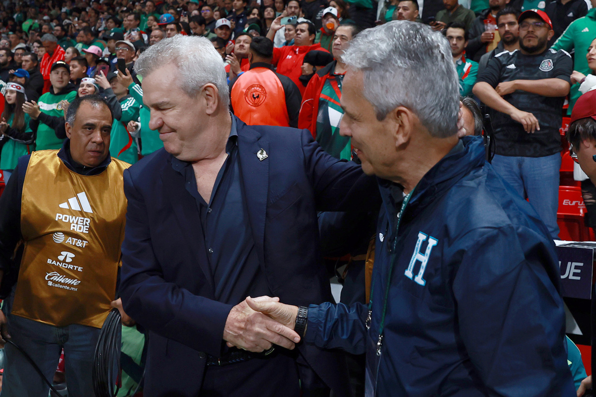 Fotografía tomada el 19 de noviembre de 2024 al entrenador de México, Javier Aguirre (i), y el de Honduras, el colombiano Reinaldo Rueda, que este miércoles se enfrentan con sus equipos en la ciudad estadounidense de Santa Clara (California) por un cupo en la Final de la Copa Oro. (Foto de archivo de Alex Cruz de la agencia EFE)