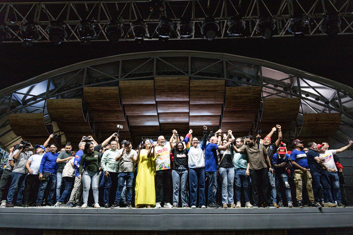 El candidato del Partido Socialista Unido de Venezuela (PSUV), Gian Carlo Di Martino, celebra su victoria en las elecciones municipales este domingo, en Maracaibo (Venezuela). (Foto de Henry Chirinos de la agencia EFE)