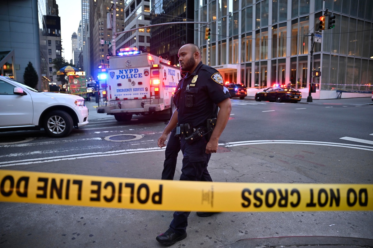 Agentes de policía de la ciudad de Nueva York responden a un incidente con un tirador activo en el centro de la ciudad este lunes, en Nueva York (EUA). (Foto de Lloyd Mitchell de la agencia EFE)