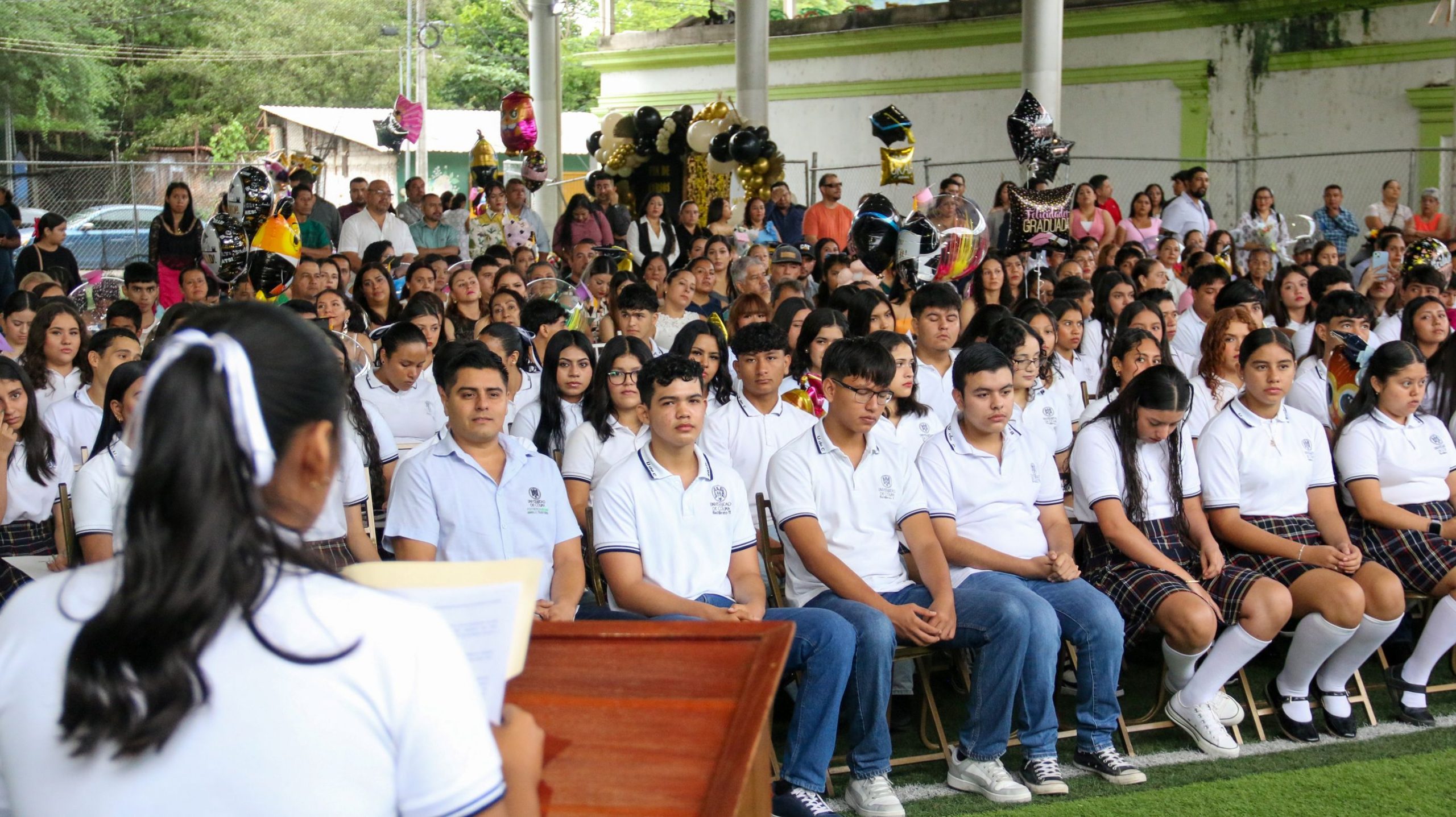 Las y los jóvenes egresados del Bachillerato 11 en una foto de la Dirección General de Prensa.
