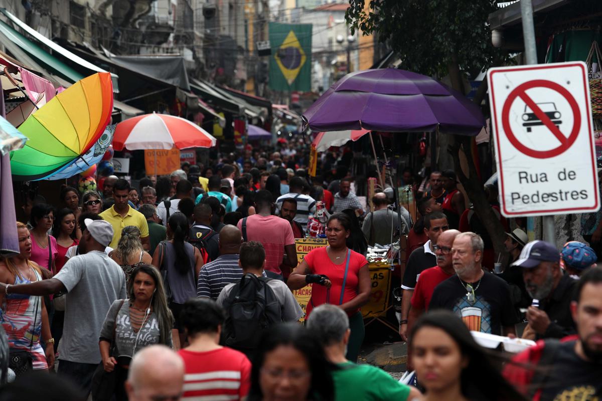 Personas pasean por un comercio popular de Río de Janeiro (Brasil). (Foto de archivo de Marcelo Sayão de la agencia EFE)