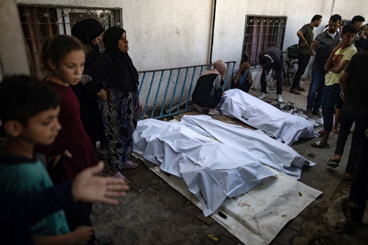 Palestinos se despiden de sus familiares que murieron en un ataque aéreo israelí, en el Hospital Al-Shifa en la ciudad de Gaza, el 30 de junio de 2025. (Foto de Haitham Imad de la agencia EFE)