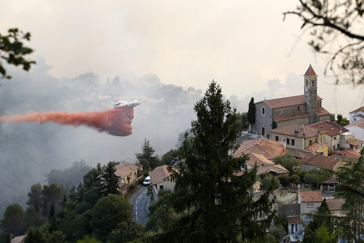 En la imagen de archivo, avionetas tratan de apagar un incendio forestal en Castagniers cerca de Niza, Francia. (Foto de Sebastien Nogier de la agencia EFE)