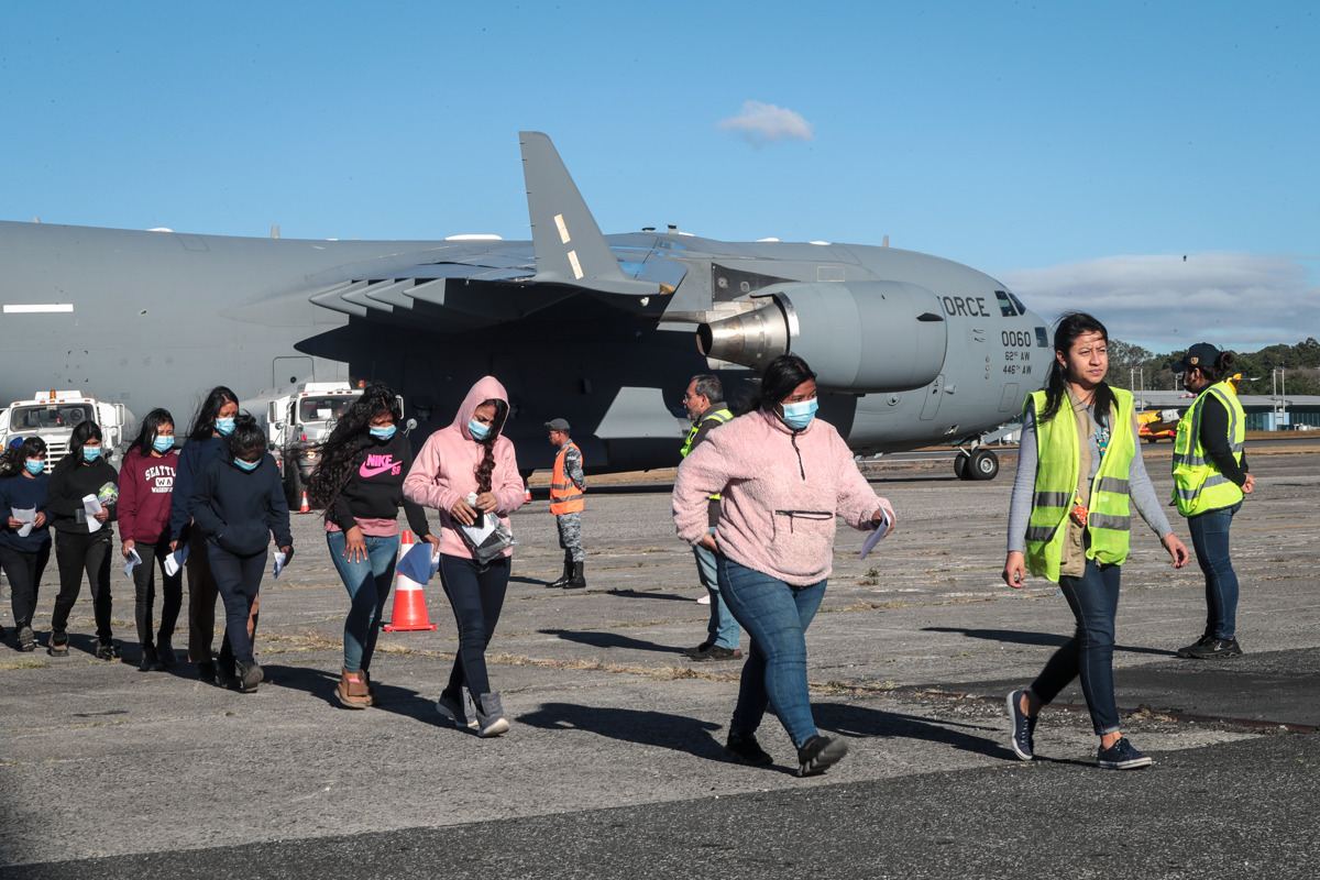 Fotografía tomada el pasado 24 de enero de un grupo de migrantes guatemaltecos deportados desde Estados Unidos, a su llegada a la Base Aérea de Ciudad de Guatemala. (Foto de STR de la agencia EFE)