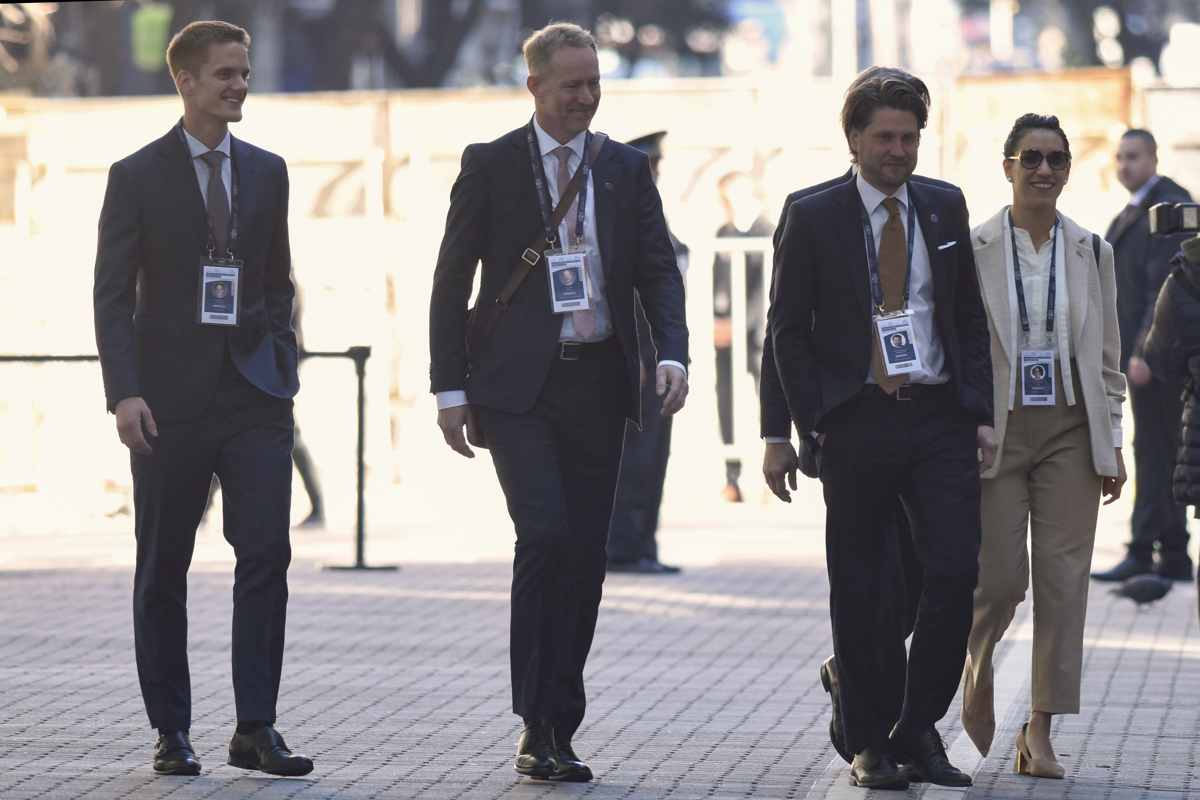 El embajador de Noruega en Argentina, Havlor Seatre (c), llega al Palacio San Martín previo a la cumbre de Mercosur, este miércoles, en Buenos Aires (Argentina). (Foto de Matias Martín Campaya de la agencia EFE)