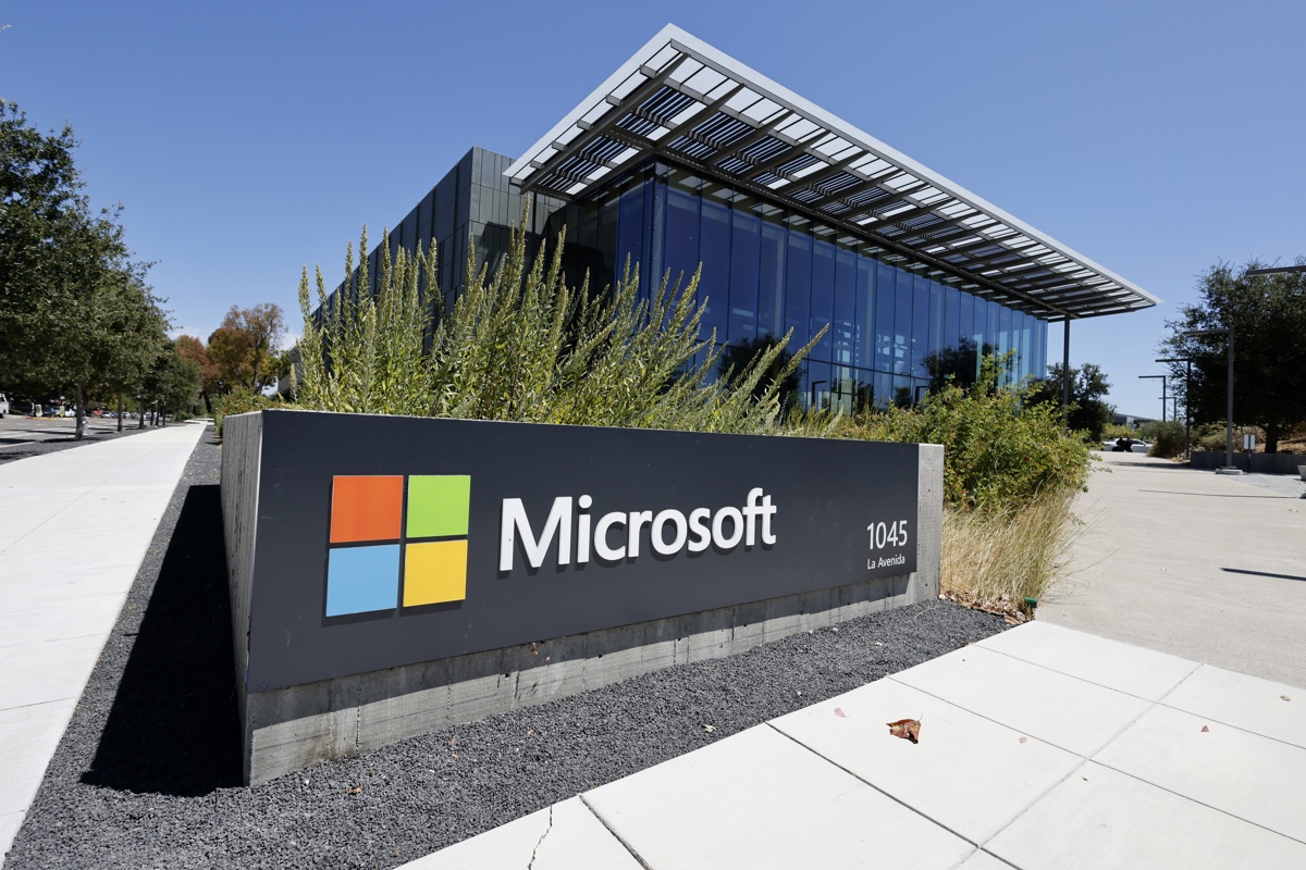 Vista general del logo de Microsoft a la entrada de la oficina corporativa de la compañía tecnológica, este miércoles, 30 de julio, en Mountain View (CA, EUA.). (Foto de John G. Mabanglo de la agencia EFE)