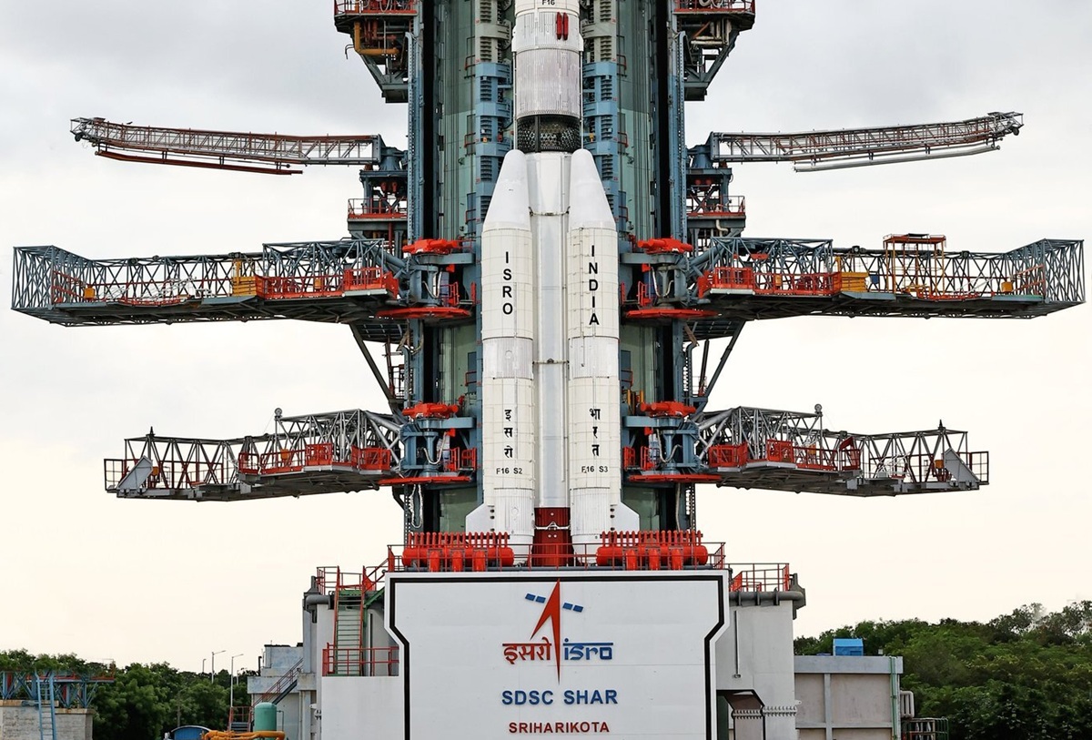 La Organización de Investigación Espacial de la India (ISRO) anunció que el cohete que transportará al satélite NISAR de la NASA, que tiene previsto su lanzamiento este miércoles desde el sur de la India, ya está en su plataforma de despegue. (Foto de la Agencia Espacial de la India (ISRO)/ EFE/ X)