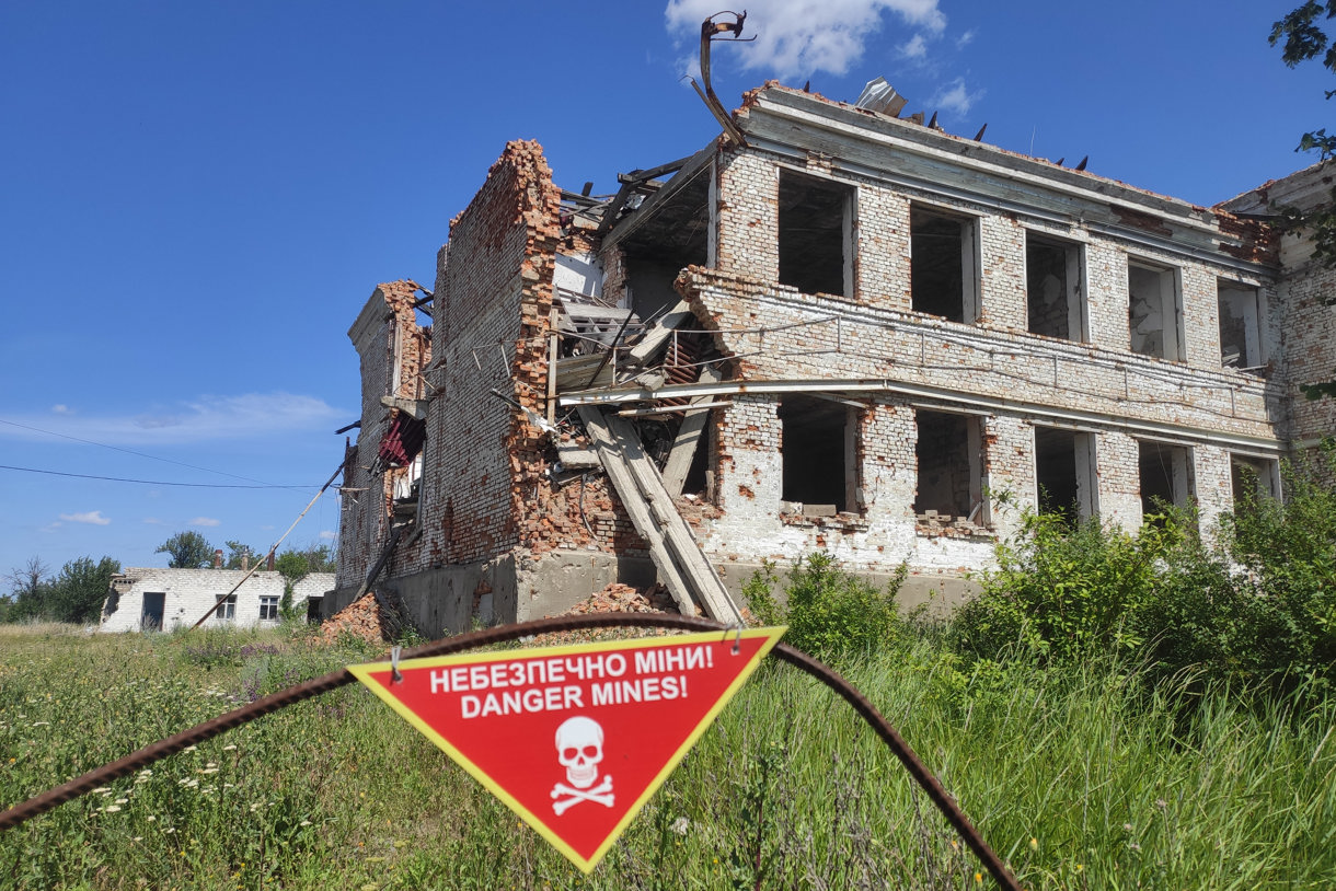 Cartel de advertencia sobre la presencia de minas antipersonal en una zona de la ciudad ucraniana de Járkov. (Foto de Rostyslav Averchuk de la agencia EFE)