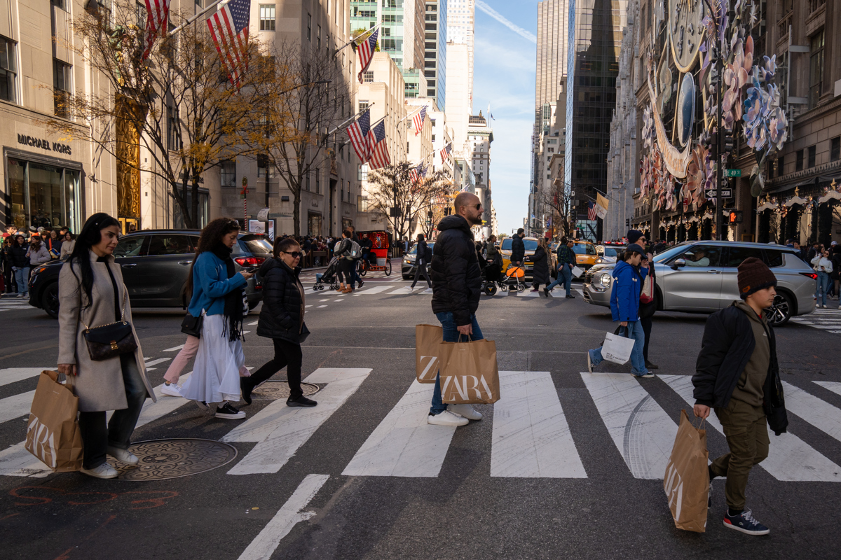 Varias personas caminan con bolsas de tiendas luego de hacer compras en Nueva York (Estados Unidos). (Foto de archivo de Ángel Colmenares de la agencia EFE)