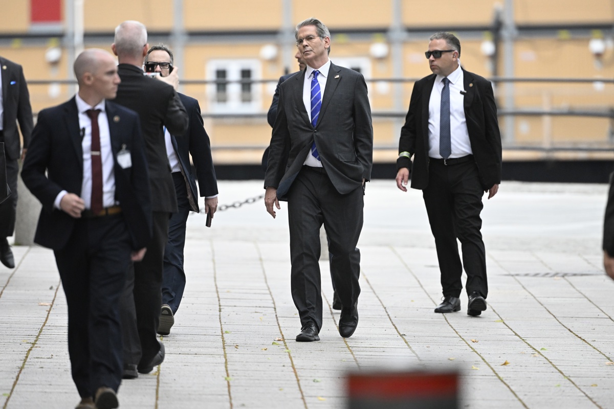 Llegada este martes del secretario de EUA del Tesoro, Scott Bessent (centro), a Rosenbad, sede del Gobierno en Suecia. (Foto de Redrik Sandberg de la agencia EFE/EPA)