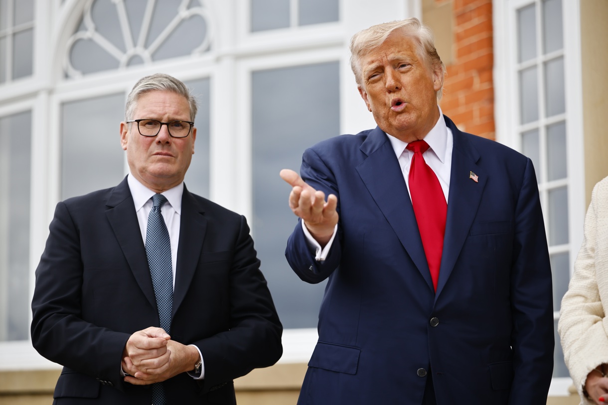 El Primer Ministro Británico Keir Starmer (I) y el Presidente de EUA Donald J. Trump (D) posan para fotos antes de su reunión en el resort de golf Trump Turnberry en Turnberry, Escocia, Reino Unido, 28 de julio de 2025. El Presidente de EUA Trump está en un viaje privado a Escocia para visitar sus campos de golf. (Reino Unido) (Foto de Tolga Akmen de la agencia EFE/EPA)