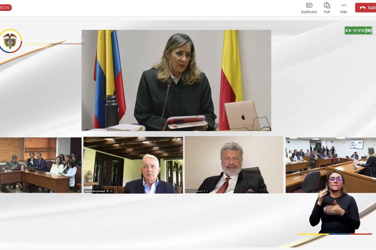 Captura de video del Complejo Judicial de Paloquemao que muestra a la jueza, Sandra Heredia (arriba), al abogado Jaime Granados (2d-abajo) y al expresidente colombiano Álvaro Uribe (2i-abajo), durante una audiencia que se realiza este lunes, en Bogotá (Colombia). (Foto de Complejo Judicial de Paloquemao/EFE)