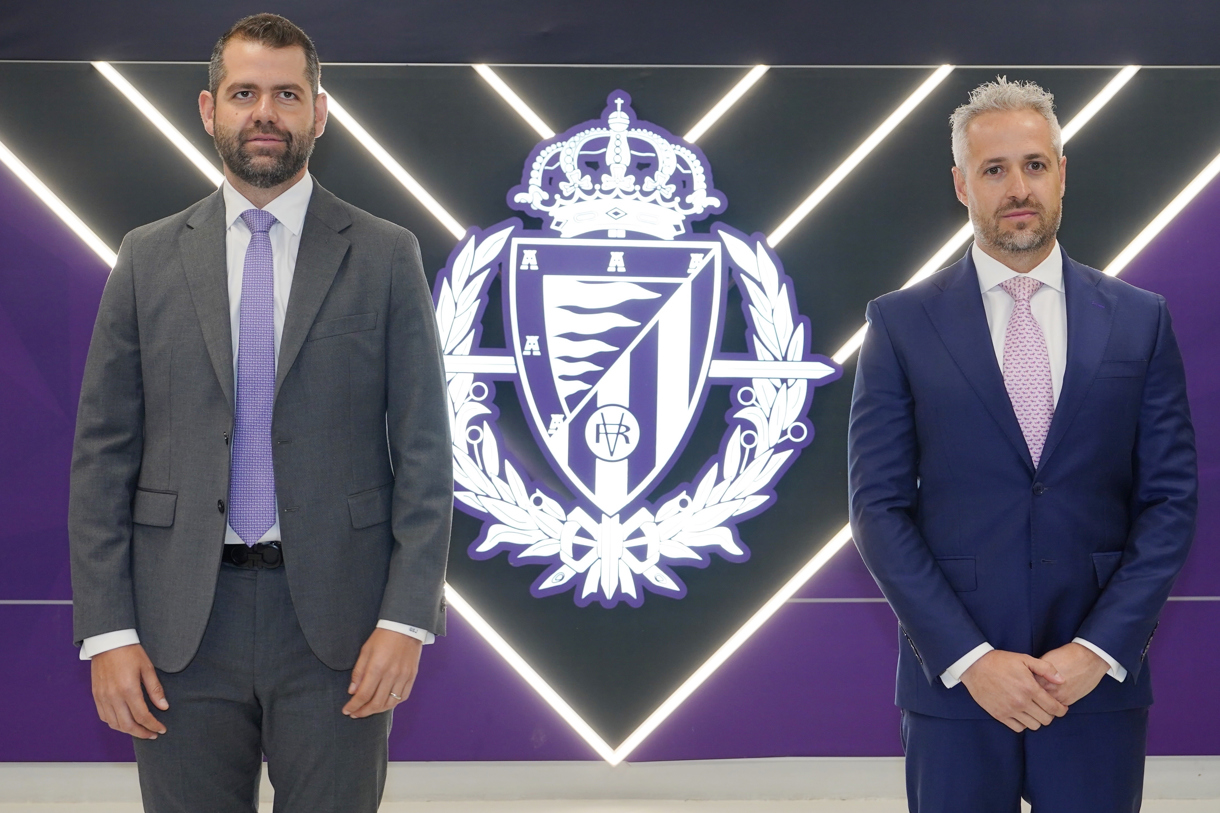 Los nuevos propietarios del Real Valladolid, los empresarios mexicanos, Gabriel Solares (i) y Enrique Uruñuela (d), ofrecen una rueda de prensa tras adquirir la entidad y detallan sus planes de futuro. (Foto de Nacho Gallego de la agencia EFE)