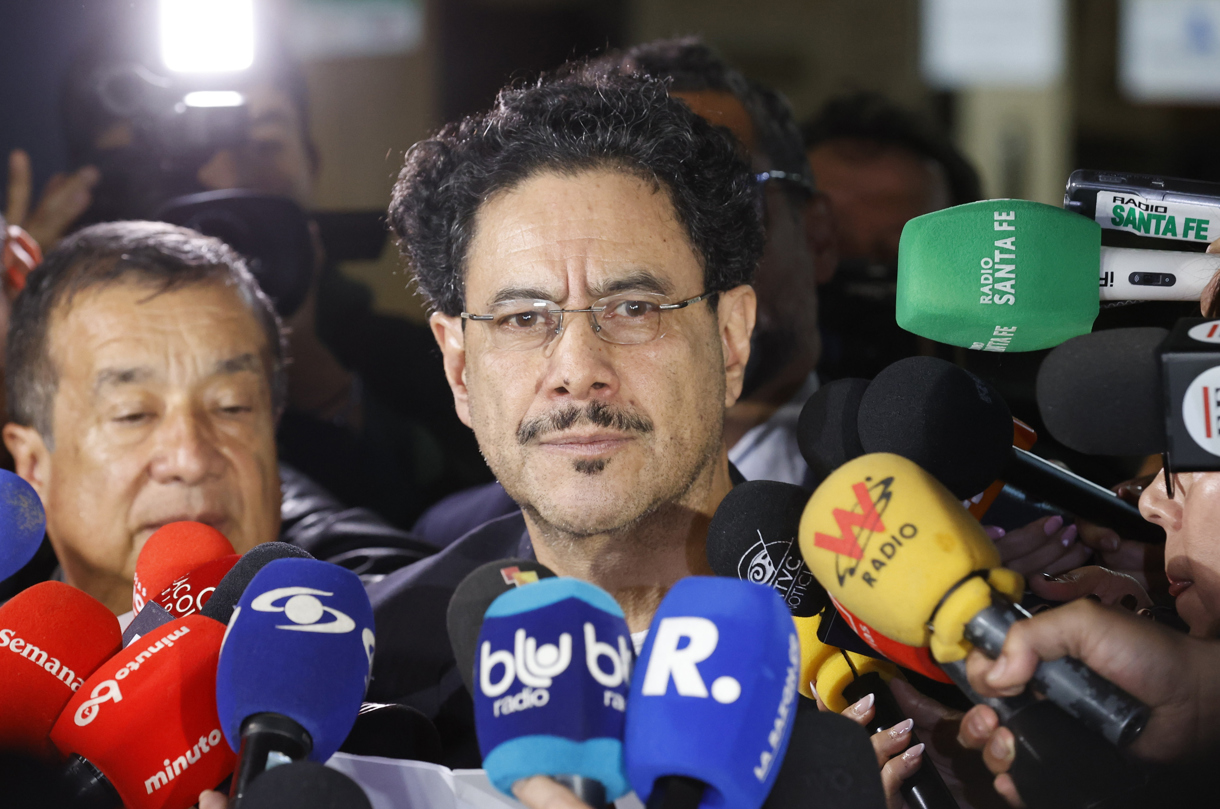 El senador de Colombia Iván Cepeda habla con medios de comunicación al finalizar la audiencia contra el expresidente de Colombia Álvaro Uribe este 28 de julio de 2025, en Bogotá (Colombia). (Foto de Mauricio Dueñas de la agencia EFE)