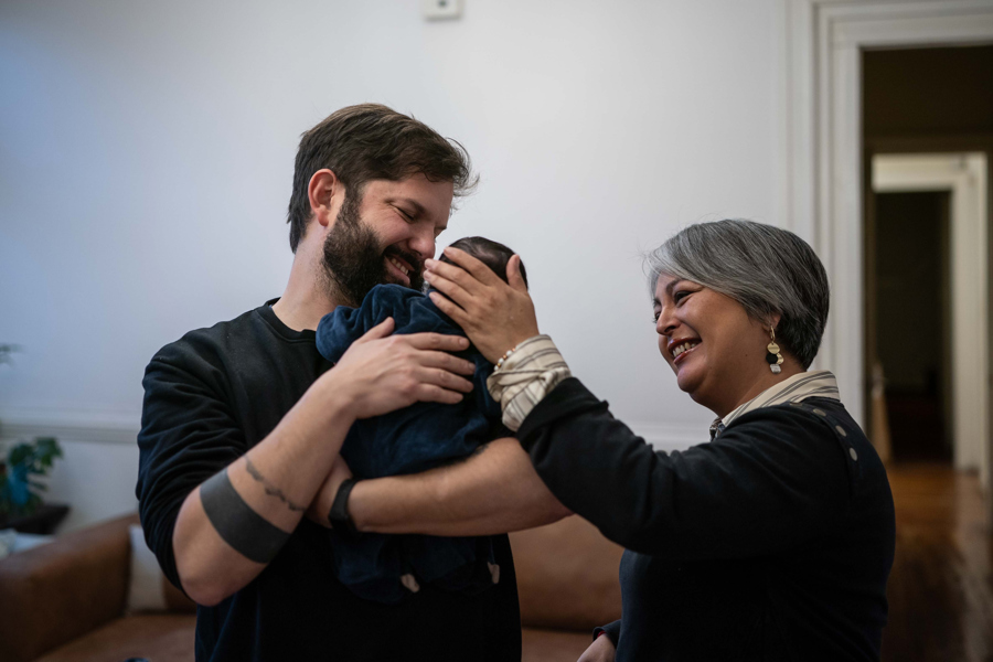 Fotografía cedida a EFE por la Presidencia de Chile en la que aparece el mandatario Gabriel Boric, al sostener a su hija Violeta y junto a la ganadora de las primarias presidenciales de la izquierda, Jeannette Jara.