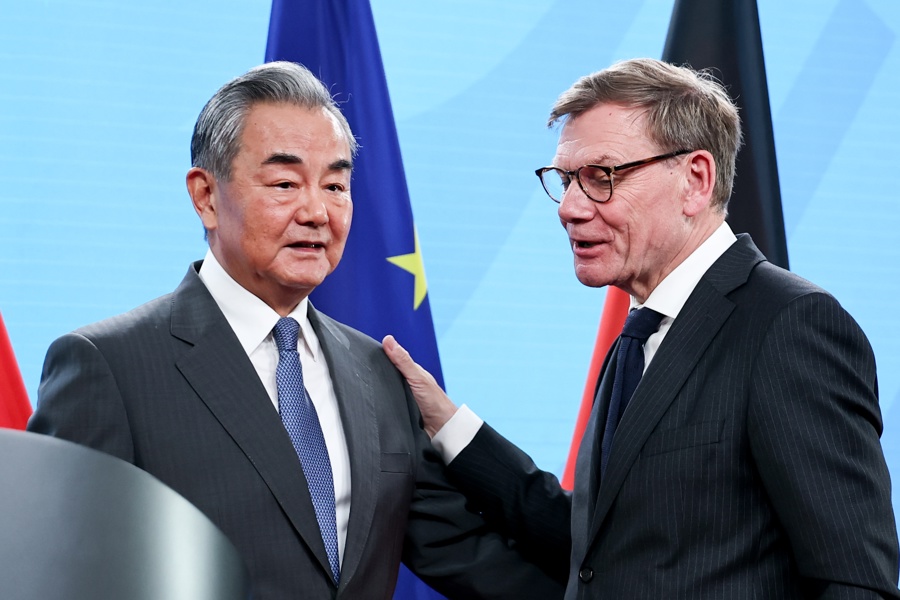 El ministro de Exteriores alemán, Johann Wadephul, habla con el ministro de Exteriores chino, Wang Yi, después de una conferencia de prensa conjunta en Berlín, Alemania. (Foto de EFE)