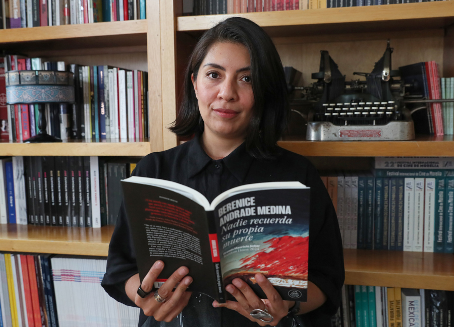 La escritora mexicana Berenice Andrade posa durante una entrevista con EFE en la Ciudad de México. (Foto de EFE)