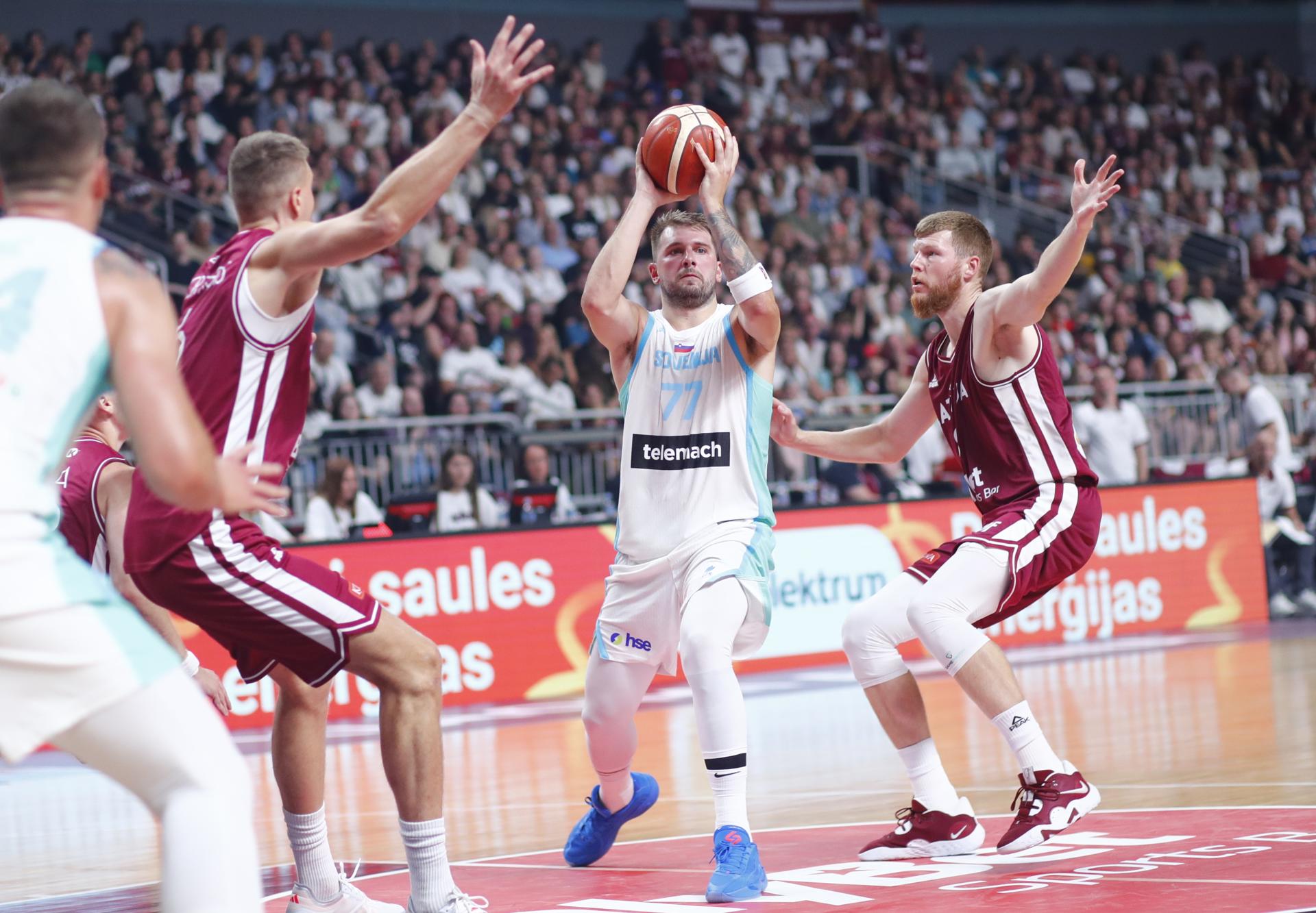 Kristaps Porzingis, Davis Bertrans y Luka Doncic en el amistoso jugado el sábado en Roga, Letonia. (Foto de EFE)