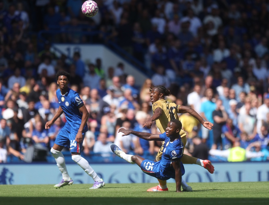 El jugador del Chelsea Moises Caicedo y el del Crystal Palace Eberechi Ezedurante el partido de la Premier League jugado en Stamford Bridge, Londres, Reino Unido. (Foto de EFE)