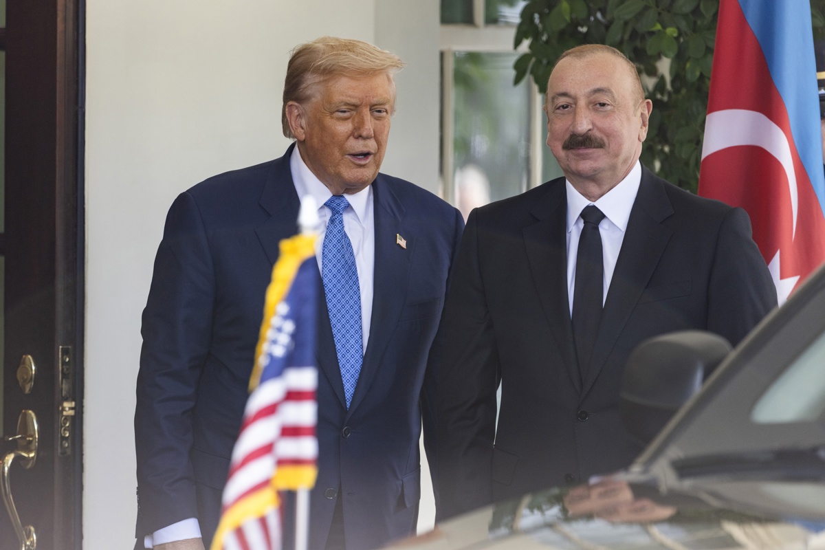 El presidente de Estados Unidos, Donald Trump (izq.), recibe a su homólogo de Azerbaiyán, Ilham Aliyev (der.), en la Casa Blanca. (Foto Jim Lo Scalzo de la agencia EFE)