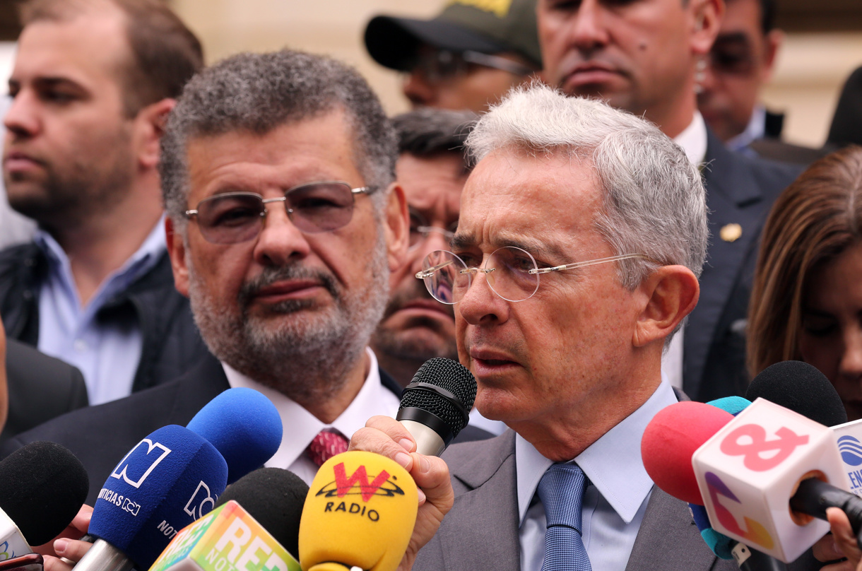 Foto de archivo del expresidente Álvaro Uribe (d), habla con los medios de comunicación acompañado por el abogado Jaime Granados (i). (Foto de Mauricio Dueñas Castañeda de la agencia EFE)