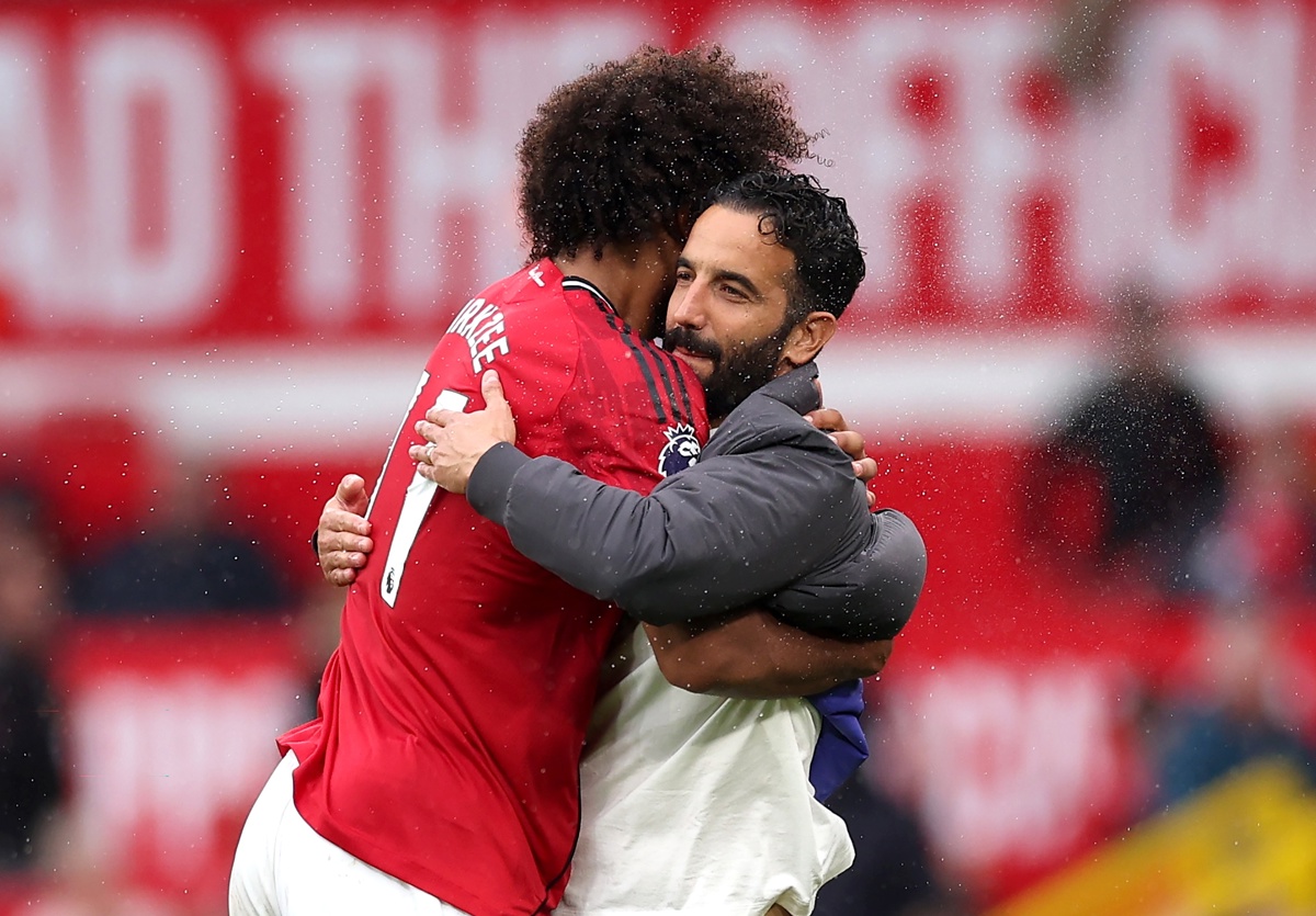 El entrenador del Manchester United Ruben Amorim abraza al atacante Joshua Zirkzee tras el partido de la Premier League que han jugado Manchester United y Burnley FC, en Manchester, Reino Unido. (Foto de Adam Vaughan de la agencia EFE/EPA)