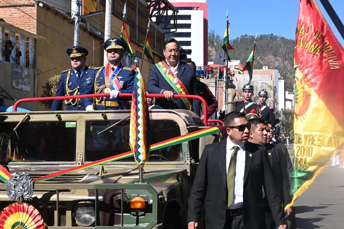 Fotografía cedida por Presidencia de Bolivia donde se observa a su mandatario, Luis Arce, asistiendo al desfile de las Fuerzas Armadas este jueves, en Sucre (Bolivia). (EFE)