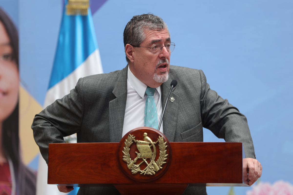 El presidente de Guatemala, Bernardo Arévalo de León, asiste a una rueda de prensa este lunes, en el Palacio Nacional de la Cultura en la Ciudad de Guatemala (Guatemala). (Foto de Mariano Macz de la agencia EFE)