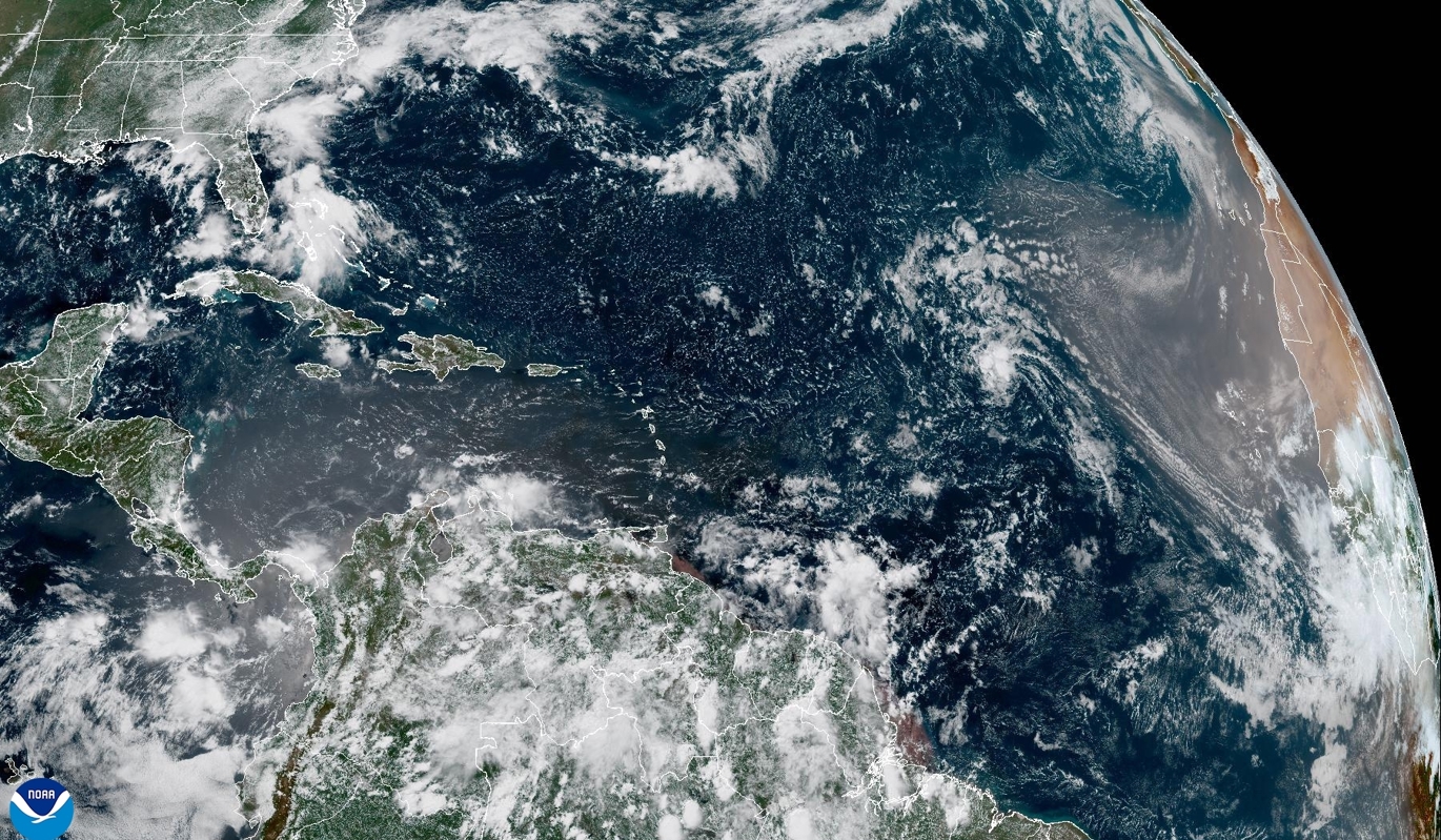 Fotografía satelital cedida por la Administración Oceánica y Atmosférica (NOAA) a través del Centro Nacional de Huracanes (NHC) de Estados Unidos que muestra el estado del clima en el Atlántico este viernes. (Foto de EFE/ NOAA-NHC)