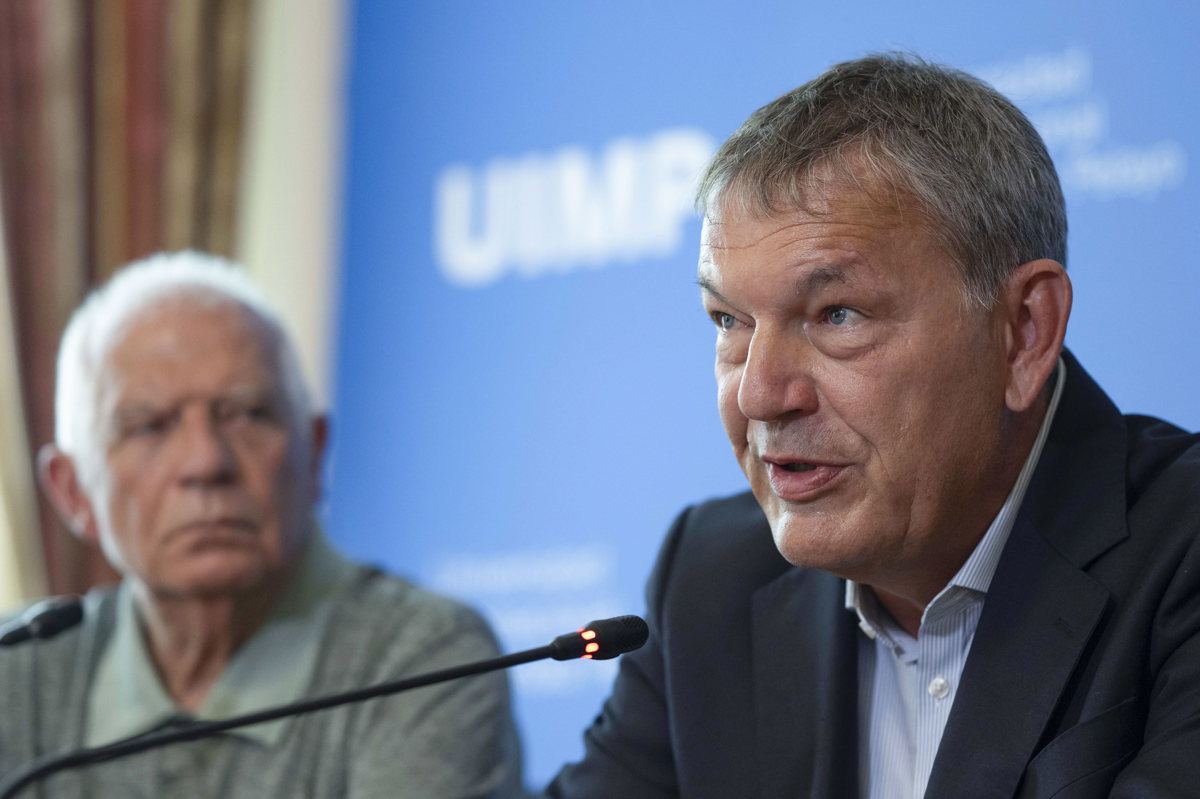 El director general de la UNRAW, la Agencia de las Naciones Unidas para los Refugiados de Palestina en Oriente Próximo, Philippe Lazzarini (d), durante la rueda de prensa con motivo de su participación en el curso “Quo Vadis Europa”, que dirige Jossep Borrell (i) en la UIMP. (Foto de Pedro Puente Hoyos de la agencia EFE)