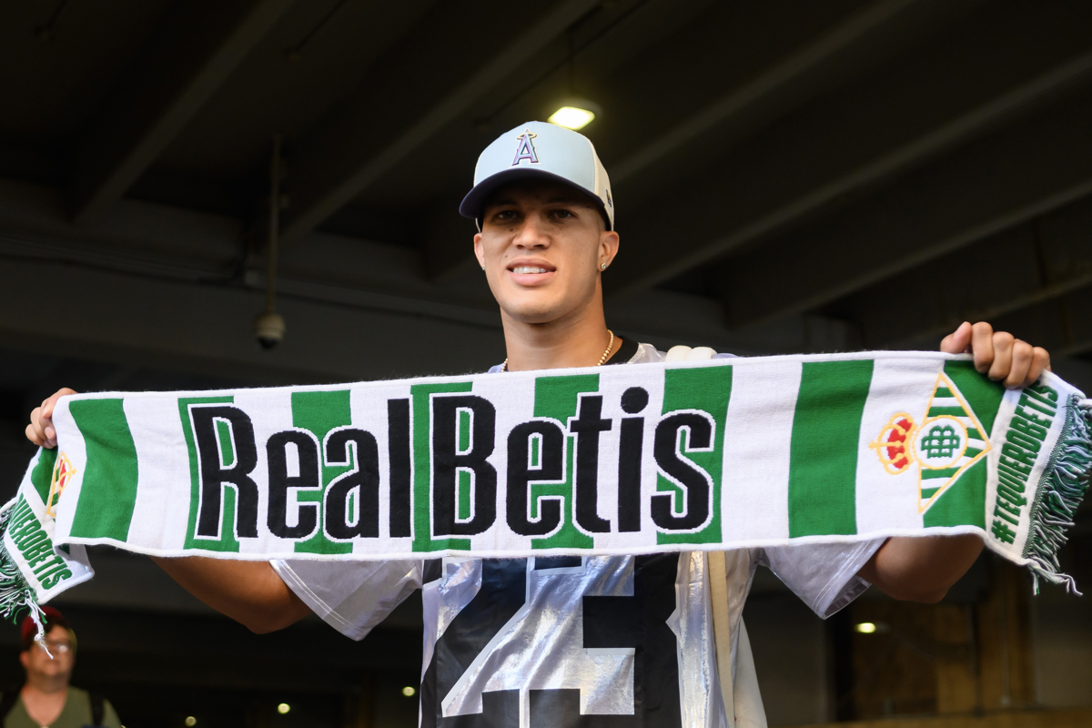 El jugador colombiano Nelson Deossa a su llegada este domingo al aeropuerto de Sevilla, para fichar por el Real Betis. (Foto de Raúl Caro de la agencia EFE)