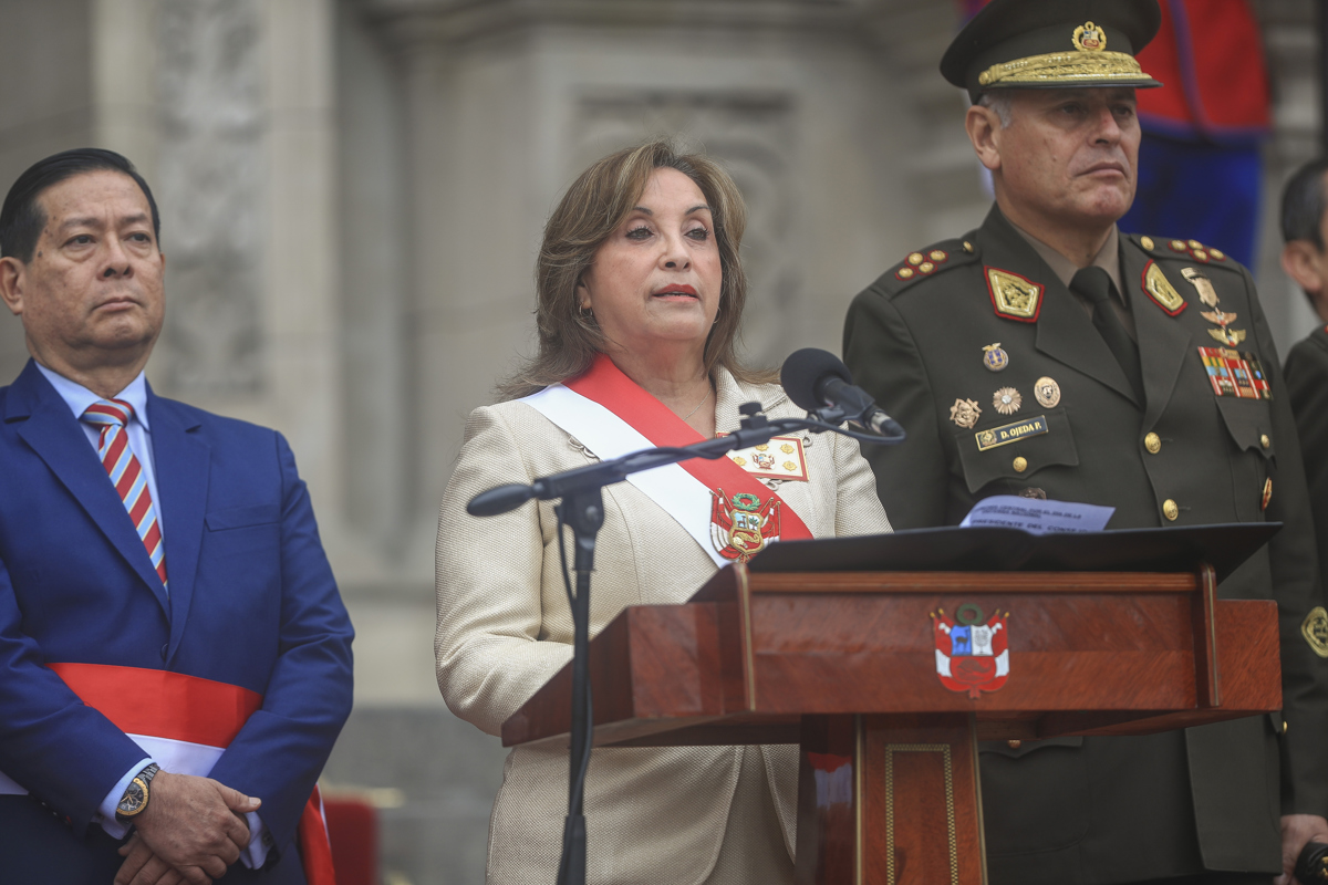 Fotografía cedida este miércoles por Presidencia de Perú, de la mandataria Dina Boluarte hablando en una intervención pública en el patio del Palacio de Gobierno de Lima (Perú). (Foto de Ricardo Cuba Presidencia de Perú/ EFE)
